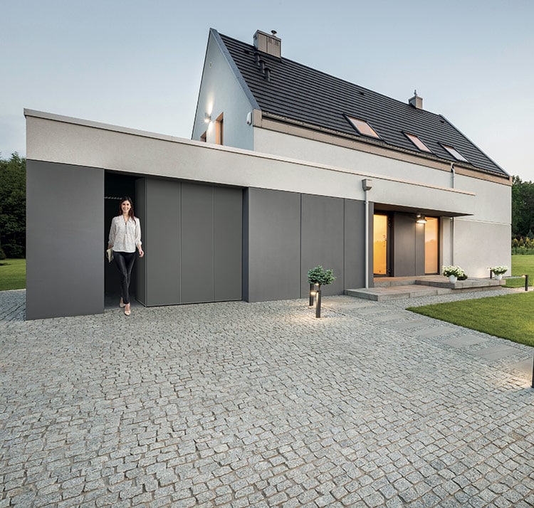 Porte de garage sectionnelle à refoulement latérale sur une maison contemporaine