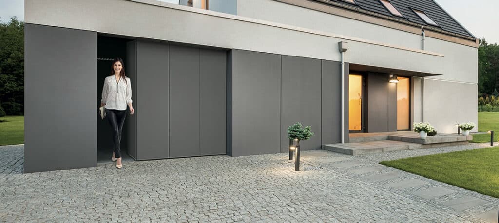 Portes de garage sectionnelles latérales avec accès piéton