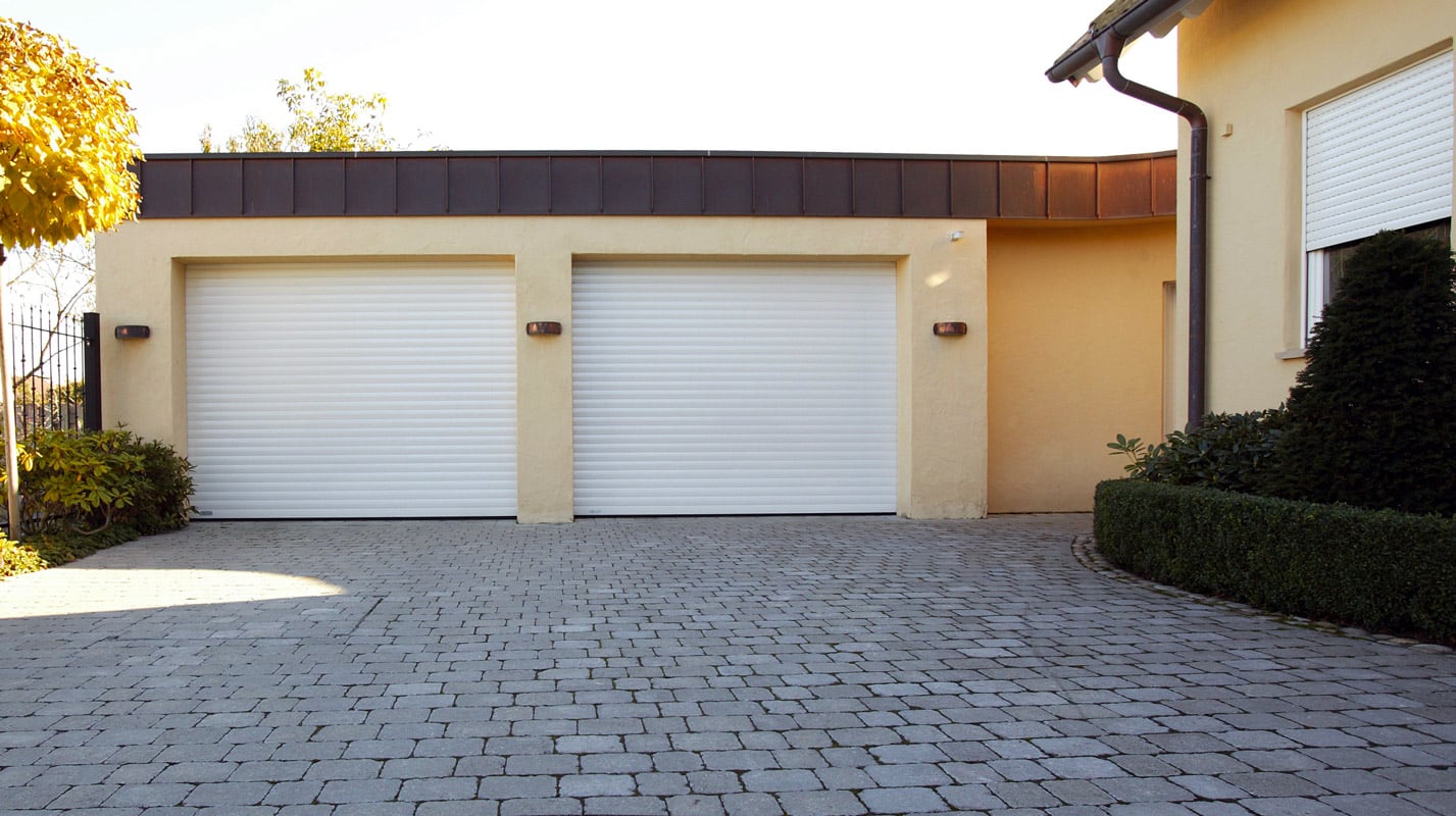 Porte de garage enroulante en aluminium motorisée pour un gain de place conséquent dans le garage